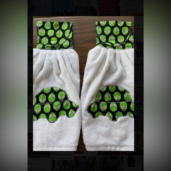 Alien UFO Kitchen Hanging Towel Set, Set of 2 White Towel - Picture 1 of 3